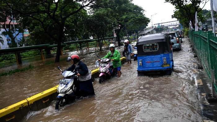 Banjir merendam Jalan Letjen Suprapto, Jakarta Pusat, Sabtu (8/2/2020).