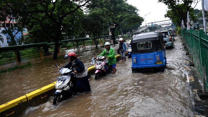 Banjir Rendam Jalan Letjen Suprapto Jakarta Pusat Banjir merendam Jalan Letjen Suprapto, Jakarta Pusat, Sabtu (8/2/2020).