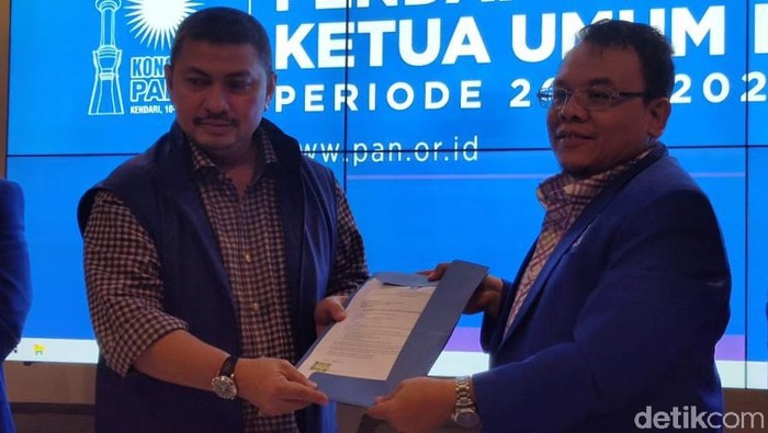 Mulfachri Harahap (kiri) mendaftar jadi caketum PAN.