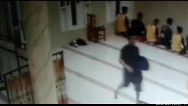 Terekam CCTV, Pura-pura Mau Salat Malah Gondol Tas Jamaah 