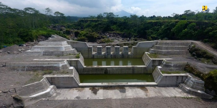 Kementerian PUPR telah menyelesaikan pembangunan Sabo Dam Kali Woro di Kabupaten Klaten, Jawa Tengah, untuk mengantisipasi banjir lahar dari Gunung Merapi.