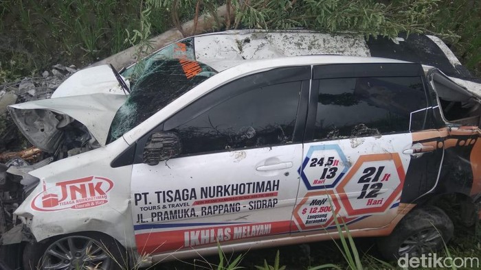 Mobil travel kecelakaan di Barru, Sulawesi Selatan.