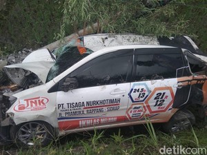 Mobil Travel Tabrak Tiang Listrik di Barru Sulsel, 1 Tewas dan 3 Luka