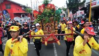 Sejumlah warga Tionghoa memikul patung dewa saat mengikuti Kirab Budaya Ruwat Bumi dan Tolak Bala di Salatiga, Jawa Tengah, Sabtu (8/2/2020). Kirab tersebut merupakan rangkaian perayaan Cap Go Meh 2020 Klenteng Hok Tek Bio Salatiga. ANTARA FOTO/Aloysius Jarot Nugroho.