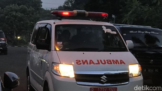 Diiringi Lantunan Zikir, Jenazah Istri Mendiang Chrisye Tiba di Rumah Duka