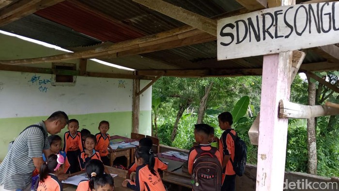Sekolah Nyaris Ambruk, Siswa SDN di Probolinggo Belajar di Parkiran