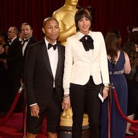 Menghadiri Academy Awards 2014, rapper dan produser Pharrell Williams tampil beda dari kebanyakan tamu pria. Ia memadukan jas tuksedonya dengan celana pendek. Meski banyak yang mengkritiknya, banyak pula yang mengapresiasi Pharrell karena berani mendobrak tradisi. (Foto: Frazer Harrison/Getty Images)