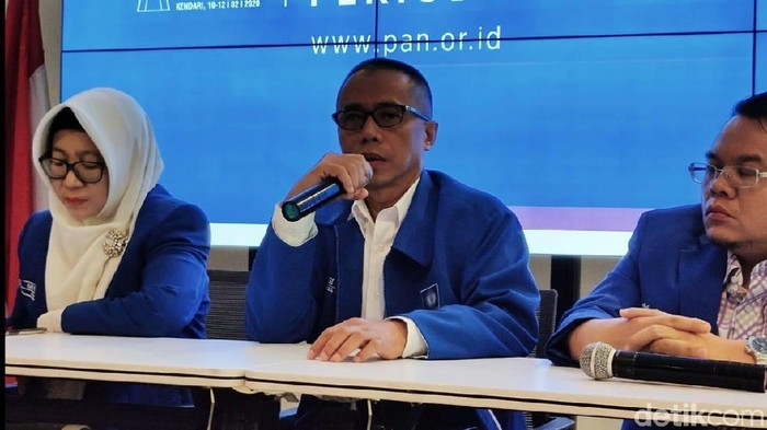 Dradjad Wibowo mendaftarkan diri maju menjadi bakal caketum PAN.