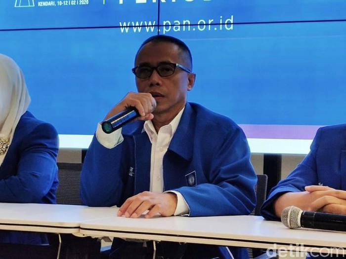 Dradjad Wibowo mendaftarkan diri maju menjadi bakal caketum PAN.