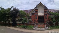 Rumah Sakit Resya milik Rohadi berada di kampung halamannya, Kecamatan Cikedung, Kabupaten Indramayu, Jabar.