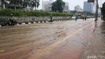 Jalan di Depan PN Jakpus Tergenang Banjir