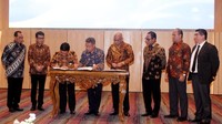 Menteri Perhubungan Budi Karya Sumadi, Menteri Pariwisata dan Ekonomi Kreatif Wishnutama Kusubandio menyaksikan penandatanganan Perjanjian Kerjasama Pemerintah dengan Badan Usaha (KPBU) Bandar Udara Komodo yang dilakukan oleh Direktur Utama PT Penjaminan Infrastruktur Indonesia (PII) M. Wahid Sutopo, Dirjen Perhubungan Udara Novie Riyanto dan Direktur Utama PT Cinta Airport Flores Iman Oloan Sjafar di Jakarta.