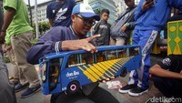 Para penggemar bus replika tersebut berkumpul di CFD untuk bersilaturahmi sekaligus memamerkan beragam bus replika di ajang tersebut.