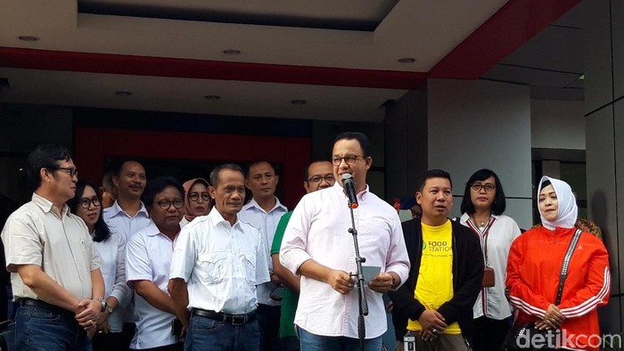 Gubernur DKI Jakarta Anies Baswedan saat meluncurkan Operasi Pasar Cabai dan Bawang Putih di 22 Pasar DKI Jakarta