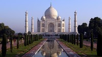 Selanjutnya adalah Taj Mahal di Agra, India. Bangunan yang masuk ke dalam salah satu keajaiban dunia itu menjadi destinasi wisata populer di India. Bangunan bersejarah tersebut dibangun pada tahun 1643 oleh Kaisar Mughal Shah Jahan untuk mengenang istri ketiganya, Mumtaz Mahal. Getty Images/Julian Finney.