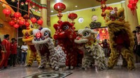 Warga keturunan Tionghoa melihat atraksi barongsai pada malam perayaan Cap Go Meh 2571 di Kampung Tionghoa Melayu Pekanbaru, Riau, Sabtu (8/2/2020). Perayaan Cap Go Meh 2571 ini dimeriahkan dengan sejumlah kegiatan panggung hiburan, atraksi barongsai serta pesta kembang api. Antara Foto/Rony Muharrman.