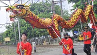 Sejumlah pemain liong beraksi saat perayaan Cap Go Meh di kota Bekasi, Jawa Barat, Sabtu (8/2/2020). Pawai budaya Cap Go Meh 2571/2020 mengangkat tema Budaya mempersatukan bangsa dan keutuhan NKRI. Antara Foto/Fakhri Hermansyah.
