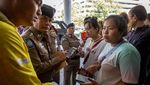Potret Tangis Keluarga Korban Penembakan di Thailand