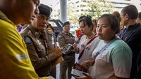 Sejumlah warga mendatangi rumah sakit untuk menanyakan kabar anggota keluarga mereka yang menjadi korban penembakan brutal di Thailand. AP Photo//Gemunu Amarasinghe.