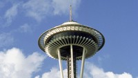 Space Needle merupakan menara yang berada di kawasan Seattle, Washington, Amerika Serikat. Menari ini dibangun untuk festival Pameran Dunia tahun 1962 silam dan hingga kini menjadi salah satu bangunan ikonik di kawasan tersebut. Getty Images/Otto Greule Jr.