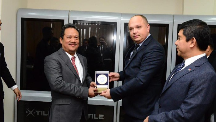 RI-Ukraina Kerja Sama, Wamenhan Minta Pindad Serius Garap Kendaraan Tempur