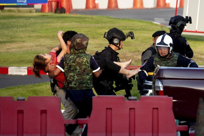 Seorang tentara di Thailand memberondong para pengunjung di Mal Terminal 21 di Kota Korat. Akibat kejadian tersebut 20 orang tewas dan puluhan lainnya terluka.