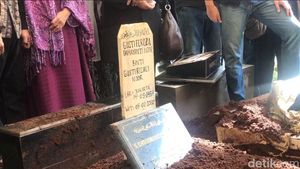 Laa Illaha Illallah... Jenazah Damayanti Noor Satu Liang dengan Chrisye