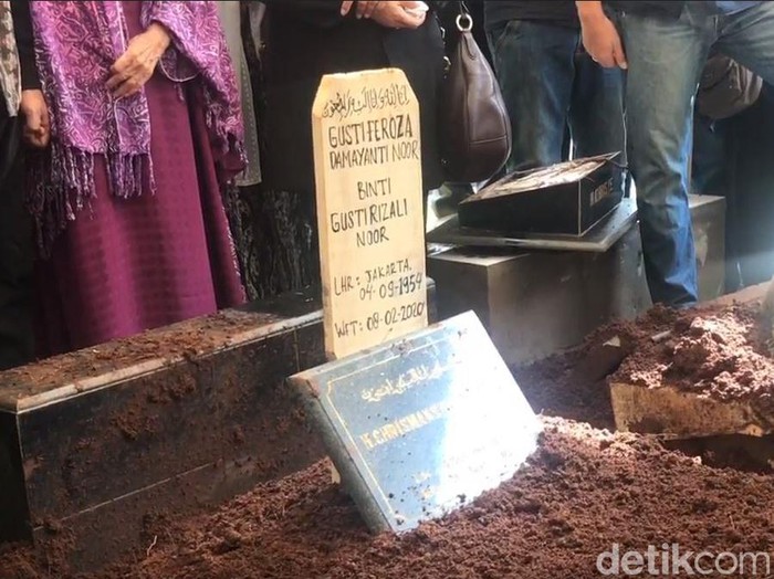 Pemakaman Istri Chrisye Damayanti Noor di TPU Jeruk Purut, Cilandak. Jaksel