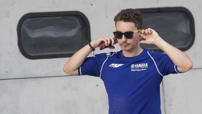 Lorenzo KUALA LUMPUR, MALAYSIA - FEBRUARY 08: Jorge Lorenzo of Spain and Monster Energy Yamaha MotoGP Team looks on in pit during the MotoGP Pre-Season Tests at Sepang Circuit on February 08, 2020 in Kuala Lumpur, Malaysia. (Photo by Mirco Lazzari gp/Getty Images)