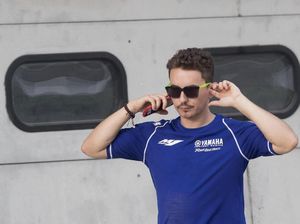 Rossi Positif Corona, Bakal Digantikan Lorenzo di MotoGP Aragon?