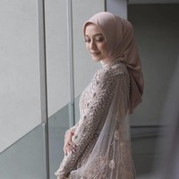 Hijabers asal Bandung ini mengenakan hijab maxmara warna dusty pink yang dililit rapi ke belakang. Mega memakai dress dari perancang busana Renzilazuardi. Foto: Instagram @Renzilazuardi