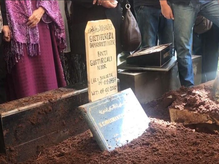 Prosesi pemakaman Damayanti Noor istri mendiang Chrisye di TPU Jeruk Purut