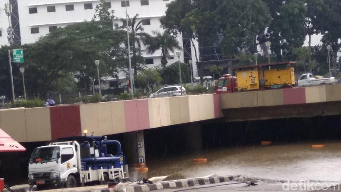 Kondisi underpass Kemayoran yang terendam banjir, Minggu (9/2/2020) pukul 13.30 WIB (Kadek Melda Luxiana/detikcom)