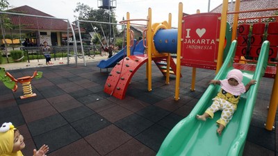 Keceriaan Anak-anak Mengisi Akhir Pekan dengan Bermain di Taman