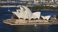 Selanjutnya ada Sydney Opera House di Australia. Bangunan ikonik ini kerap menjadi destinasi wisata andalan para pengunjung yang berkunjung ke Negeri Kangguru. Sejumlah acara dan festival juga kerap digelar di kawasan Sydney Opera House, salah satunya adalah festival cahaya yang rutin diselenggarakan setiap tahun. Getty Images/Gaye Gerard.