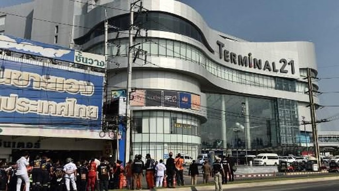 People stand outside the Terminal 21 mall, where a mass shooting took place, after the gunman was confirmed dead in the Thai northeastern city of Nakhon Ratchasima on February 9, 2020. (Photo by Lillian SUWANRUMPHA / AFP)