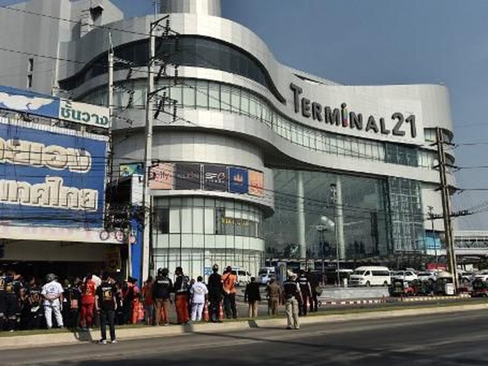 Penembakan di Thailand. People stand outside the Terminal 21 mall, where a mass shooting took place, after the gunman was confirmed dead in the Thai northeastern city of Nakhon Ratchasima on February 9, 2020. (Photo by Lillian SUWANRUMPHA / AFP)