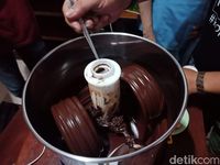 Nibs dimasukkan ke wet grinder untuk diubah menjadi pasta cokelat.