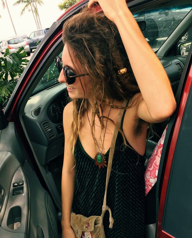 Dalam sejumlah pesannya di Instagram, Macey mengatakan bahwa agar lebih benyak wanita yang mencintai bulu tubuh mereka. Penerimaan adalah kunci untuk menumbuhkan rasa cinta pada diri sendiri. Foto: Instagram