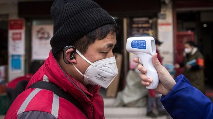 BEIJING, CHINA - JANUARY 30: A sign instructs shoppers to wear protective masks at a mall on January 30, 2020 in Beijing, China. The number of cases of a deadly new coronavirus rose to over 7000 in mainland China Thursday as the country continued to lock down the city of Wuhan in an effort to contain the spread of the pneumonia-like disease which medicals experts have confirmed can be passed from human to human. In an unprecedented move, Chinese authorities put travel restrictions on the city which is the epicentre of the virus and neighbouring municipalities affecting tens of millions of people. The number of those who have died from the virus in China climbed to over 170 on Thursday, mostly in Hubei province, and cases have been reported in other countries including the United States, Canada, Australia, Japan, South Korea, and France. The World Health Organization has warned all governments to be on alert, and its emergency committee is to meet later on Thursday to decide whether to declare a global health emergency. (Photo by Kevin Frayer/Getty Images)