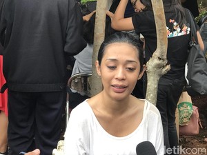Tangisan Karen Pooroe saat Hadiri Autopsi Sang Anak