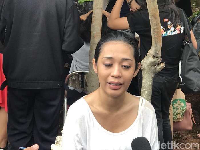 Pemakaman Anak Karen Pooroe di TPU Tanah Kusir, Jakarta