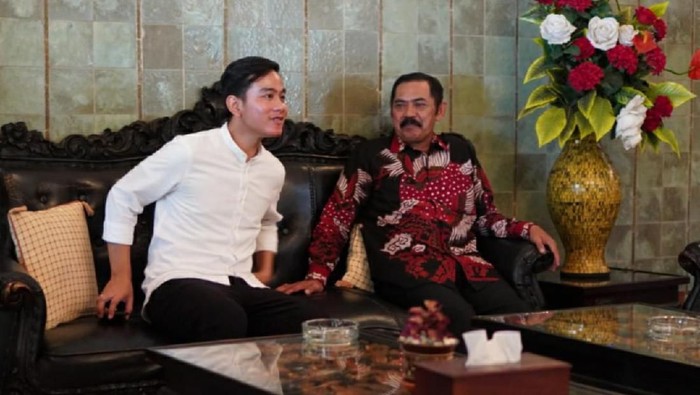 Gibran Rakabuming Raka temui Ketua DPC PDIP yang juga Wali Kota Solo FX Hadi Rudyatmo, Minggu (9/2/2020).