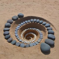 karya seni geometris dari bebatuan