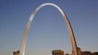 Bangunan ikonik lain yang tak kalah unik adalah The Gateway Arch yang berada di St.Louis, Missouri. Bangunan unik ini didesain oleh Eero Saarinen. Mulai dibangun pada tahun 1963, The Gateway Arch selesai dibangun pada tahun 1965. Istimewa/Dok. Wikipedia/Daniel Schwen.