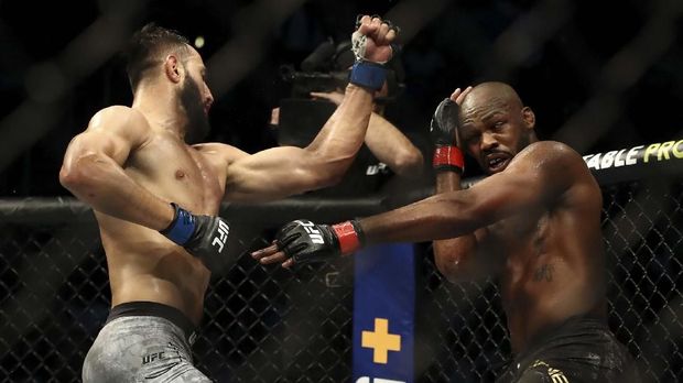 Jon Jones sempat kewalahan menghadapi perlawanan Dominick Reyes di ronde pertama UFC 247. (