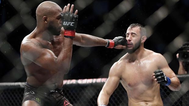 Pukulan Jon Jones mengenai wajah Reyes. (