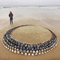 karya seni geometris dari bebatuan