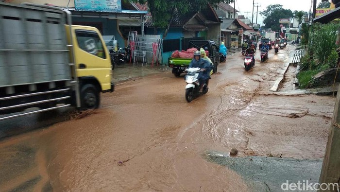 Banjir bercampur lumpur genangi jalan di Sumedang