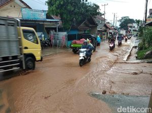 Banjir Lumpur Hambat Lalu Lintas di Simpang-Parakanmuncang Sumedang